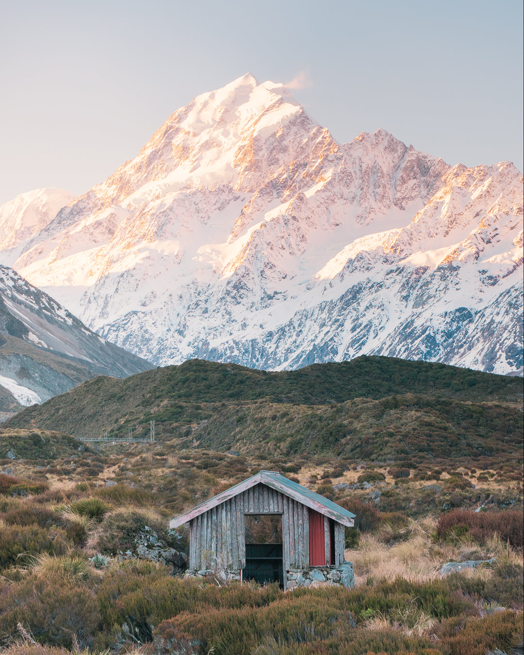 12 MUST SEE PLACES ON THE SOUTH ISLAND OF NEW ZEALAND - HOOKER VALLEY TRACK HUT MT COOK