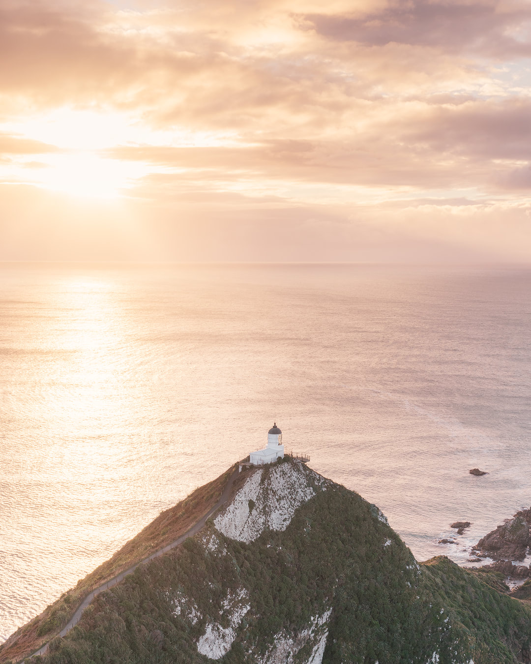 12 MUST SEE PLACES ON THE SOUTH ISLAND OF NEW ZEALAND - NUGGET POINT LIGHTHOUSE SUNRISE PHOTOGRAPHY
