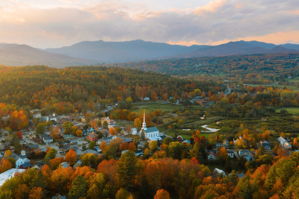 New England Fall Road Trip Ultimate Itinerary Renee Roaming Stowe Church Vermont