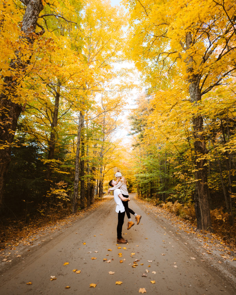 New England Fall Road Trip Ultimate Itinerary Renee Roaming Stowe Road Vermont Couple