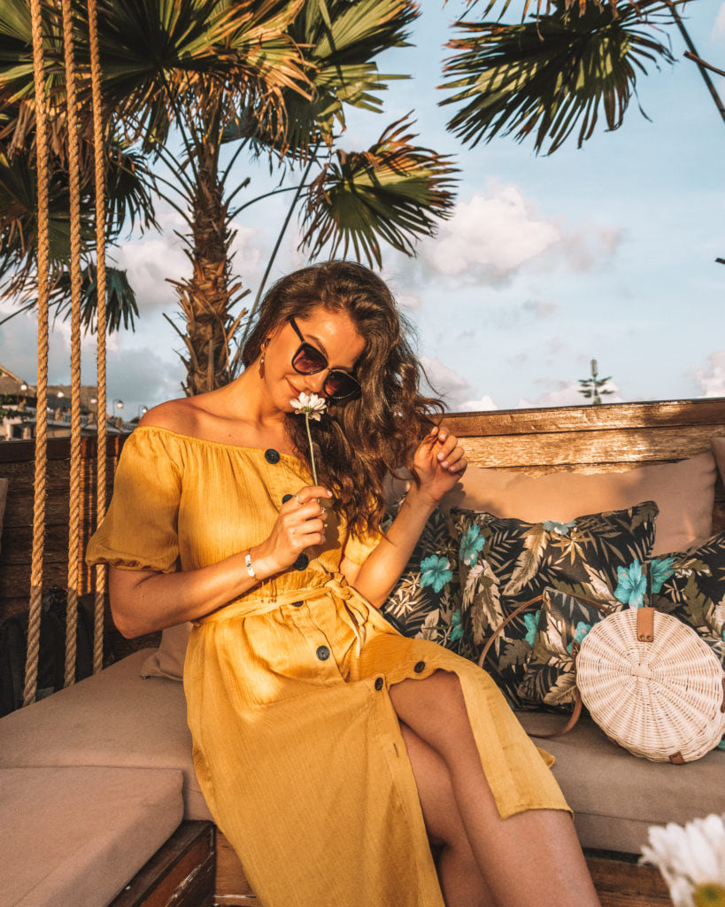 self photography tips Tips For Taking Incredible Travel Selfies How To Look Less Awkward ReneeRoaming WhereTFisLena