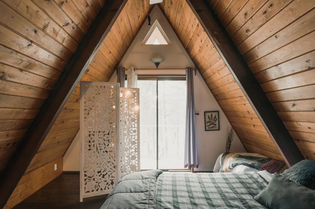 Cozy Cabins to Rent in Washington State - Little Bear Cabin Leavenworth Bedroom - Renee Roaming