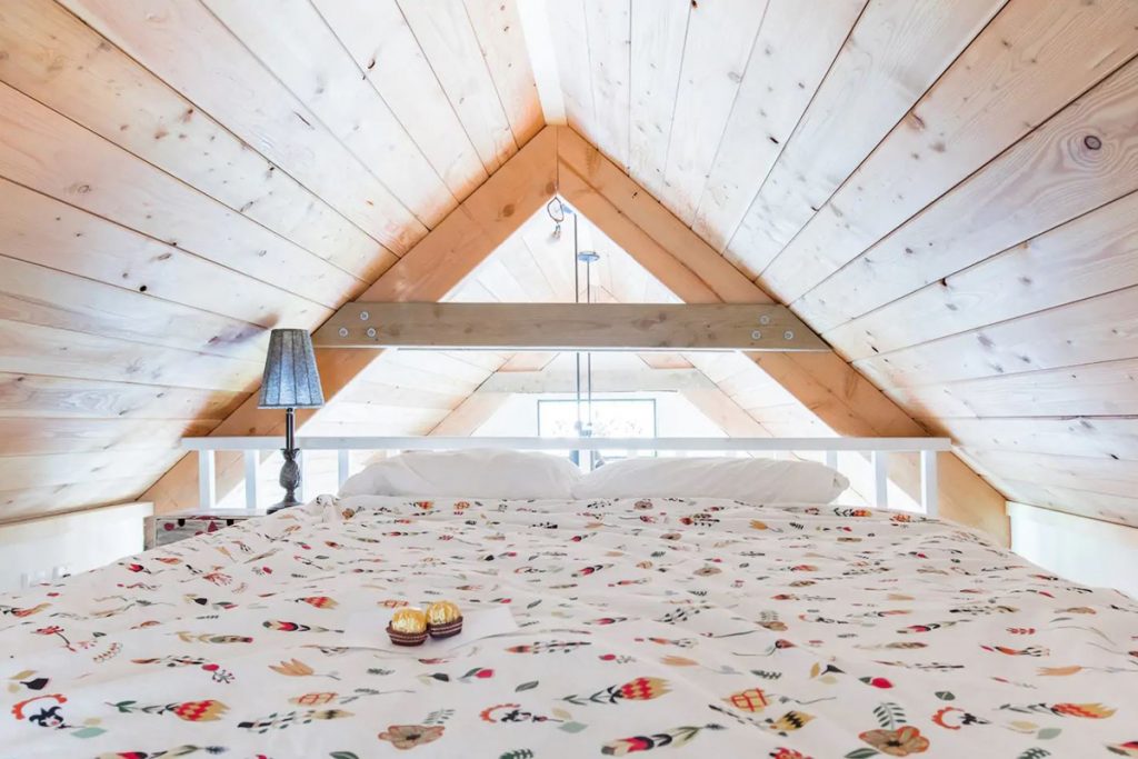 Cozy Cabins to Rent in Washington State - Secluded Woodland Cabin Bedroom Loft - Renee Roaming