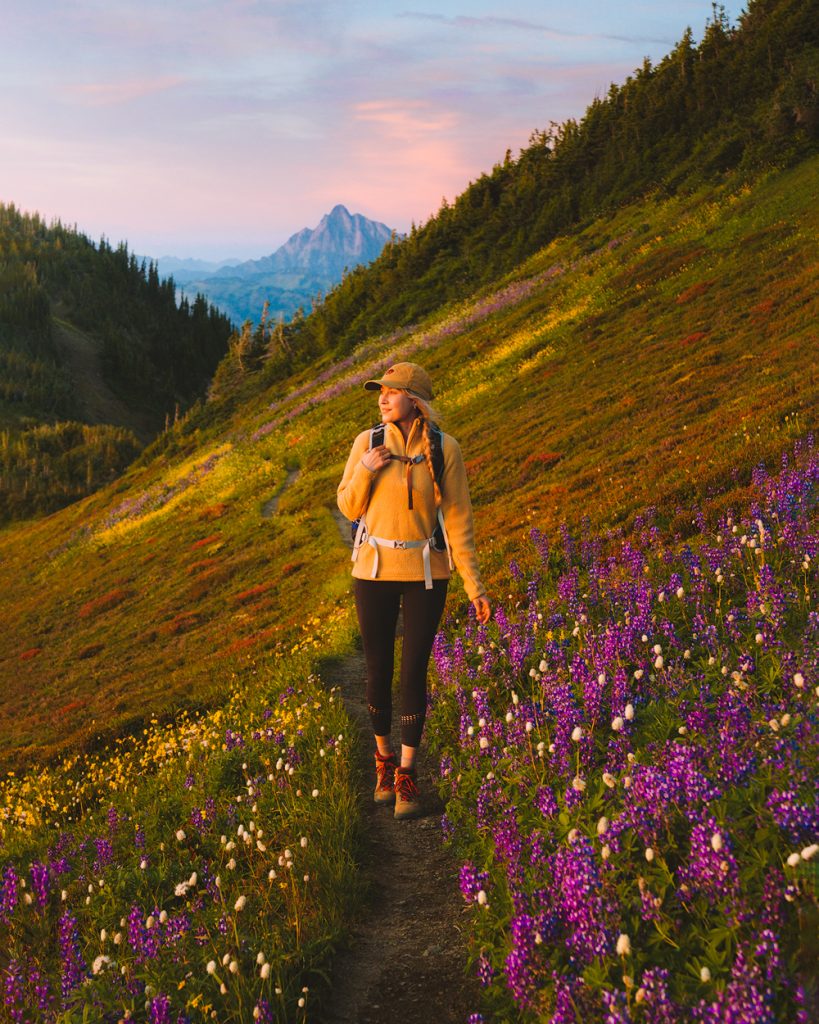 Cute hiking outfit idea for women